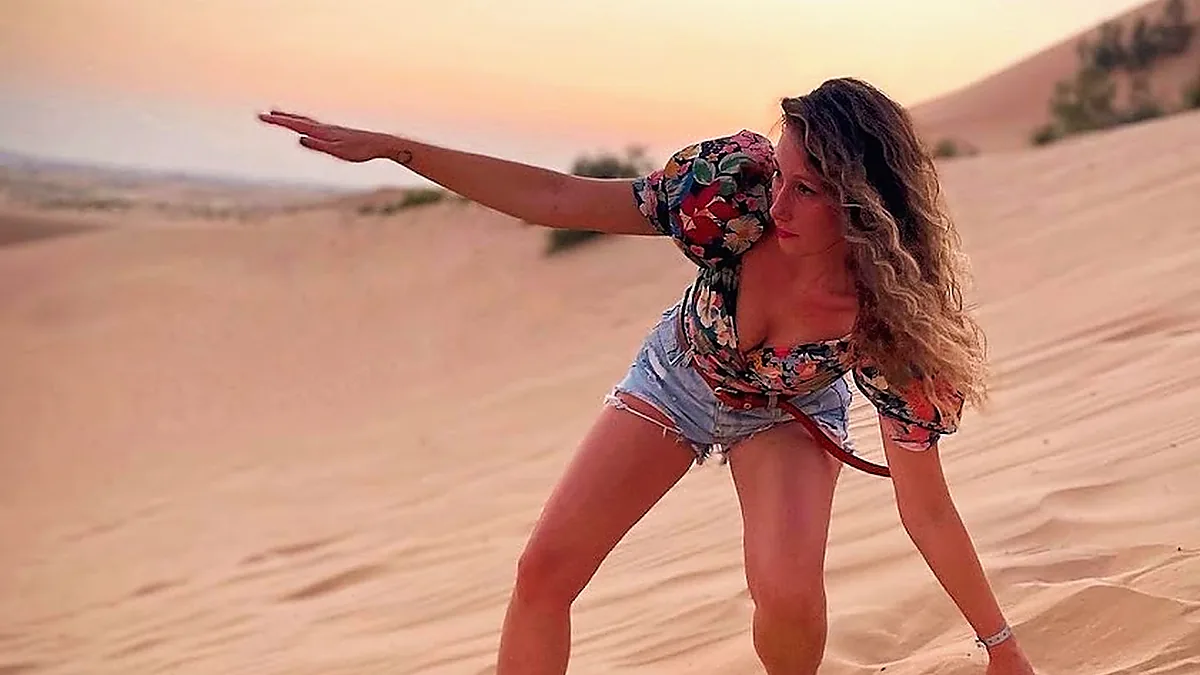 Sandboard su una duna del deserto