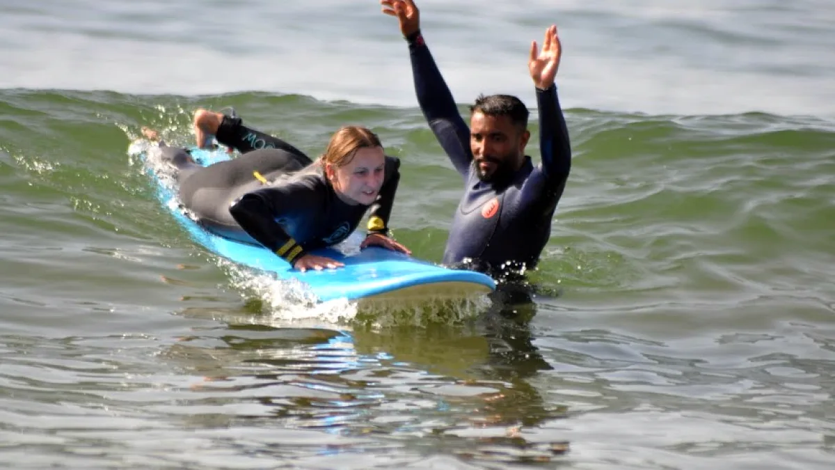 Una clase de surf en la espuma