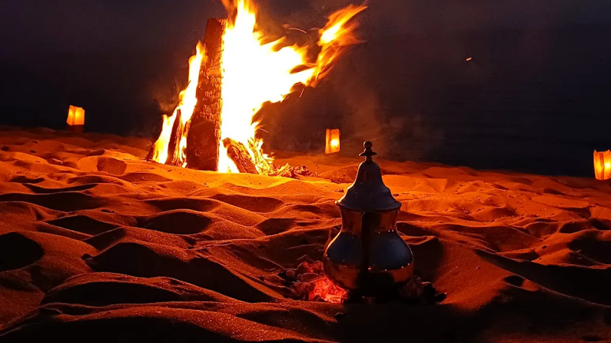Un campamento del desierto entre las dunas