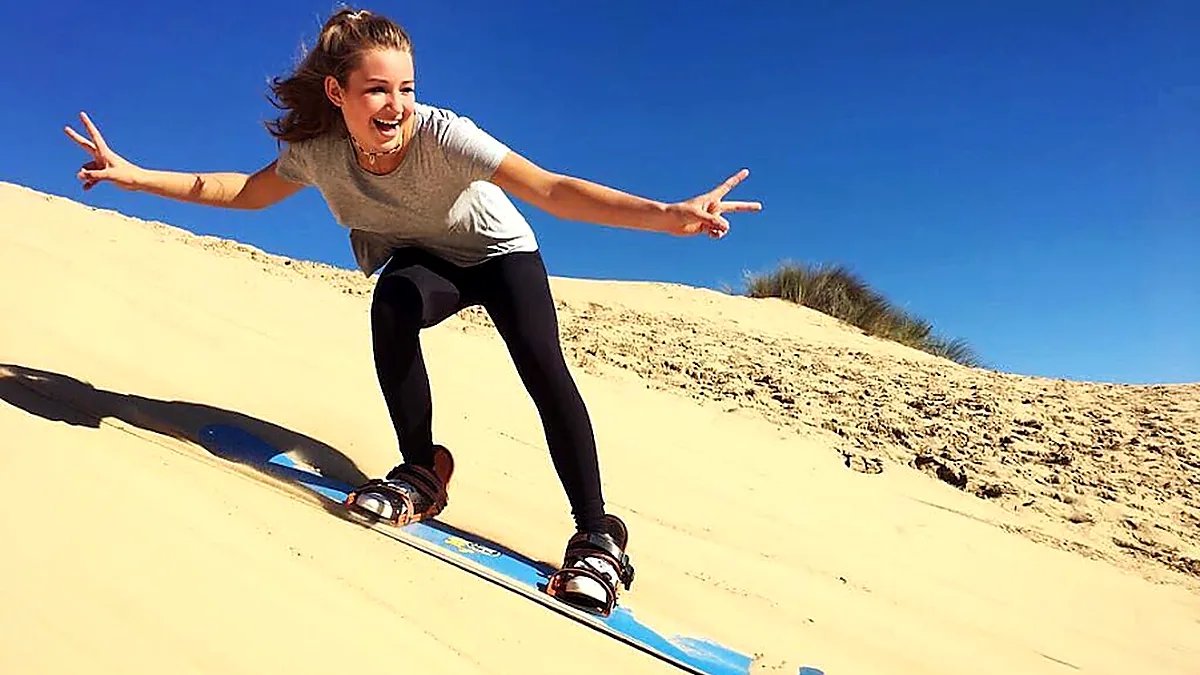Sandboarden op een woestijnduin