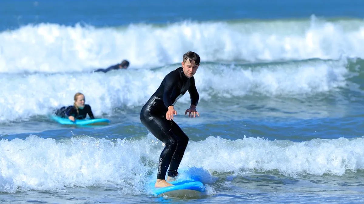 Un surfista su un'onda in Marocco