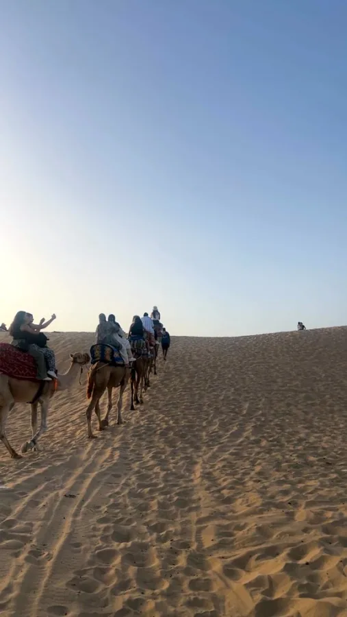 Cammelli nel deserto marocchino — Surf e giro in cammello sulle dune di Timlalin