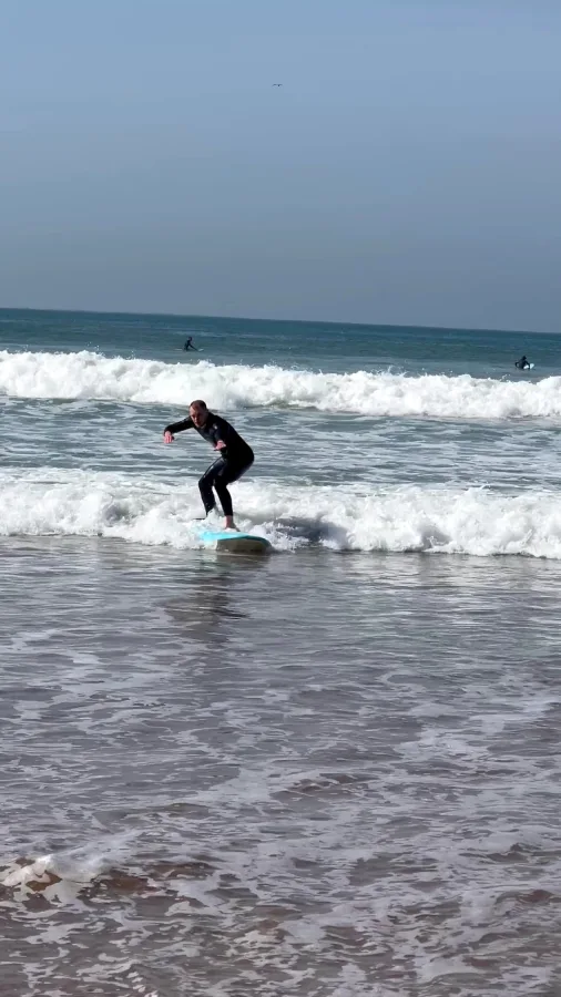 Un surfista su un'onda in Marocco — Surf e giro in cammello sulle dune di Timlalin
