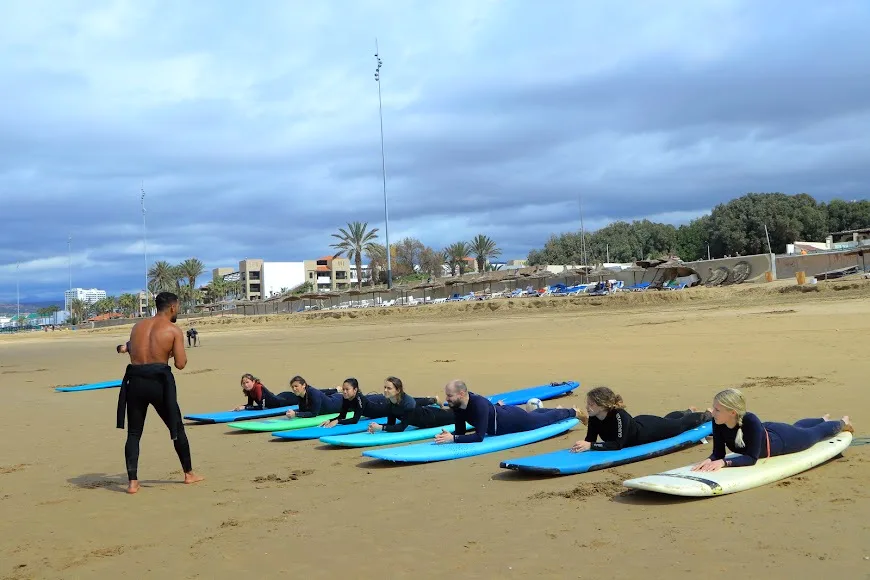 Una lezione di surf nella schiuma — Surf e giro in cammello sulle dune di Timlalin